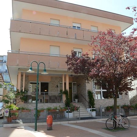 Albergo Larenzia Cattolica Kültér fotó