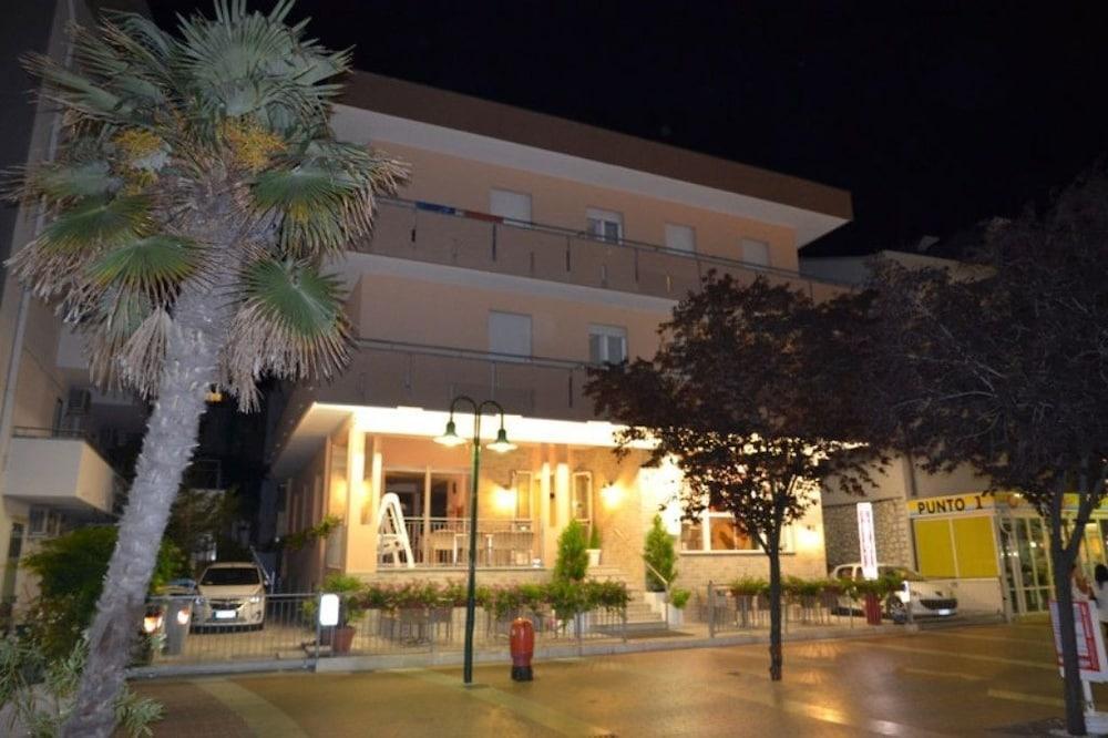 Albergo Larenzia Cattolica Kültér fotó