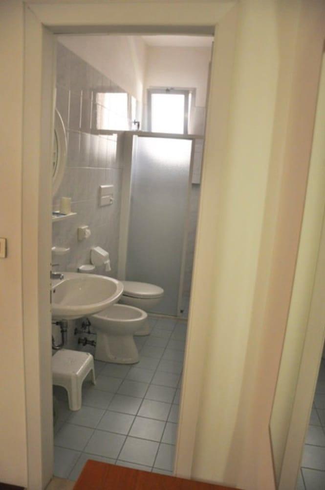 Albergo Larenzia Cattolica Kültér fotó