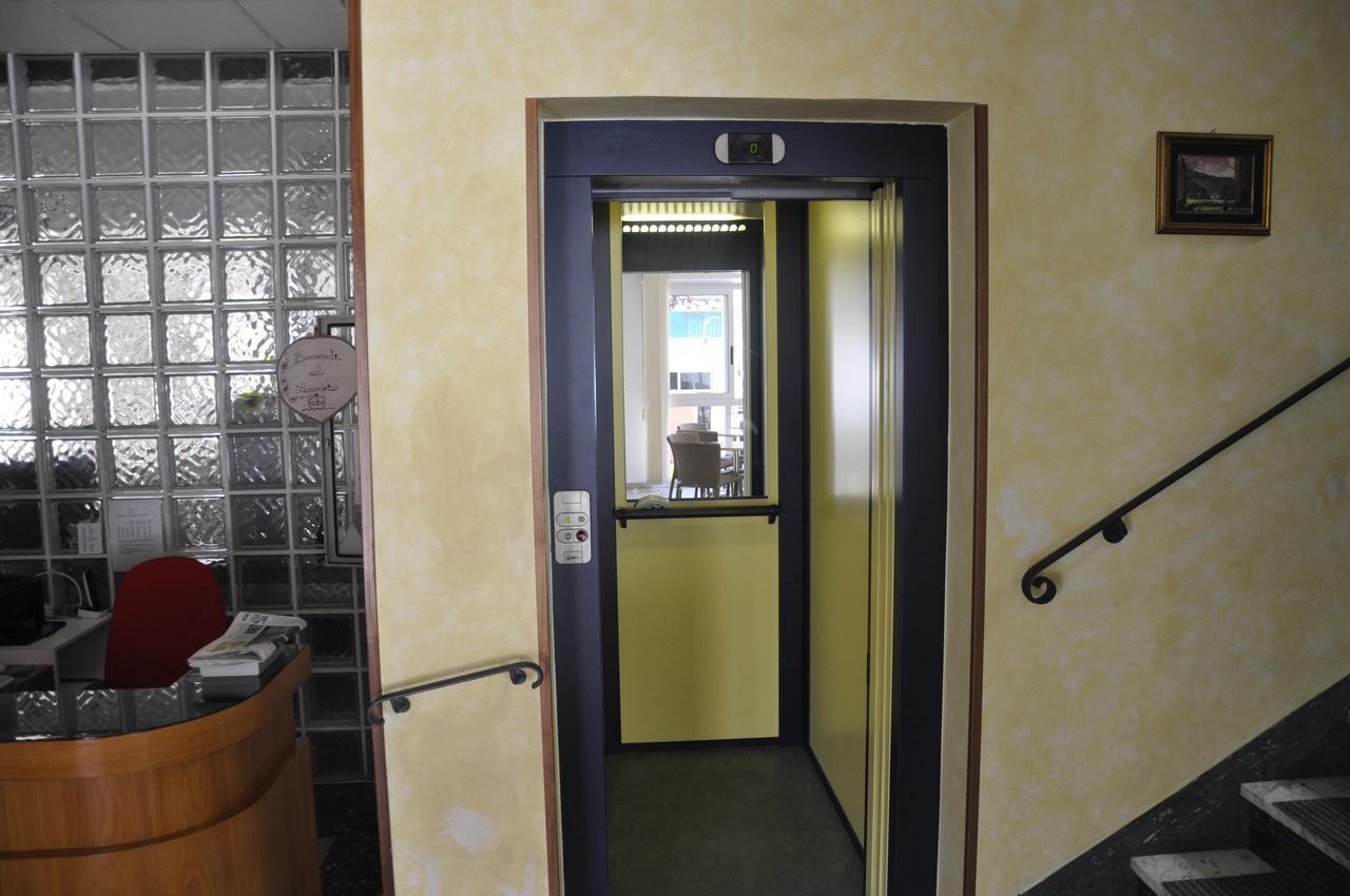 Albergo Larenzia Cattolica Kültér fotó