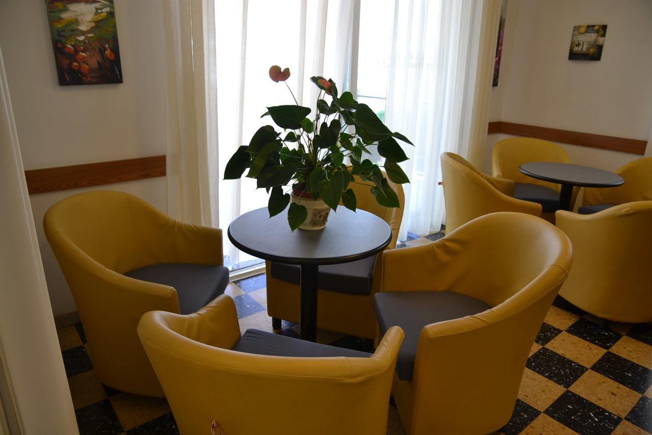 Albergo Larenzia Cattolica Kültér fotó