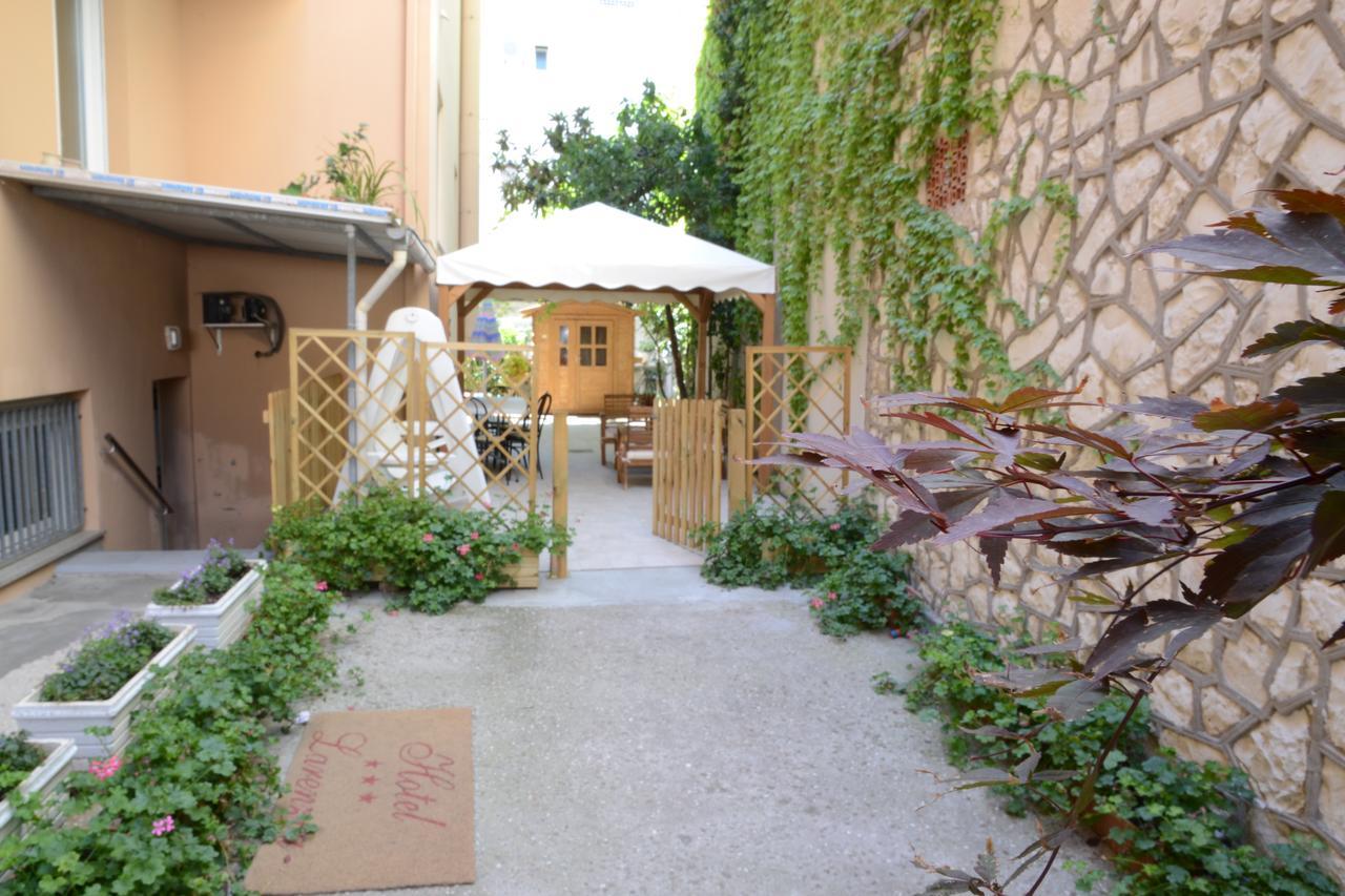 Albergo Larenzia Cattolica Kültér fotó