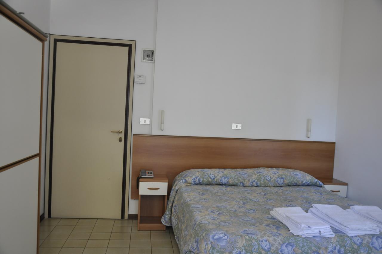 Albergo Larenzia Cattolica Kültér fotó