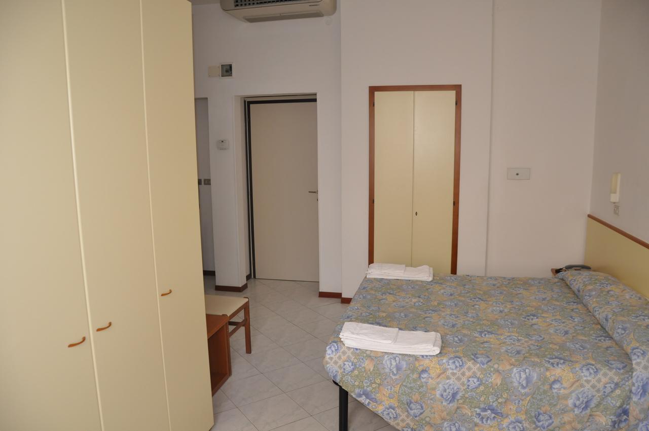 Albergo Larenzia Cattolica Kültér fotó